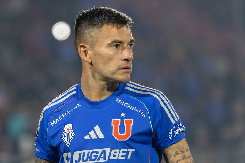 Charles Aránguiz en el duelo de Universidad de Chile frente a Carabobo por Copa Libertadores 2025.