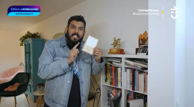 Coronel Valverde mostró distintos recuerdos de su casa.