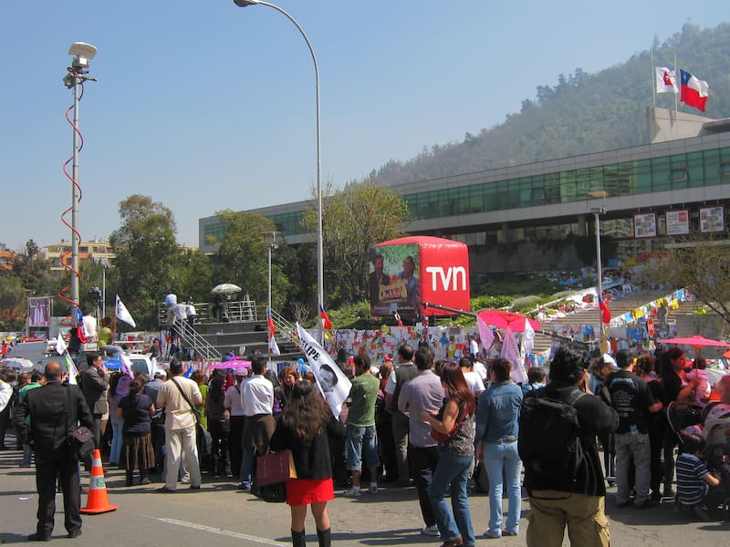 Desde que se supo que el querido animador había sufrido un accidente, las personas se aglomeraron en el frontis de TVN para mostrar su apoyo a la señal estatal.