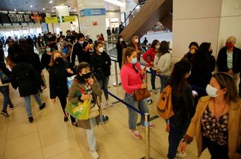 FOTOS: Largas filas y gran cantidad de personas se congregaron en Mall Costanera Center