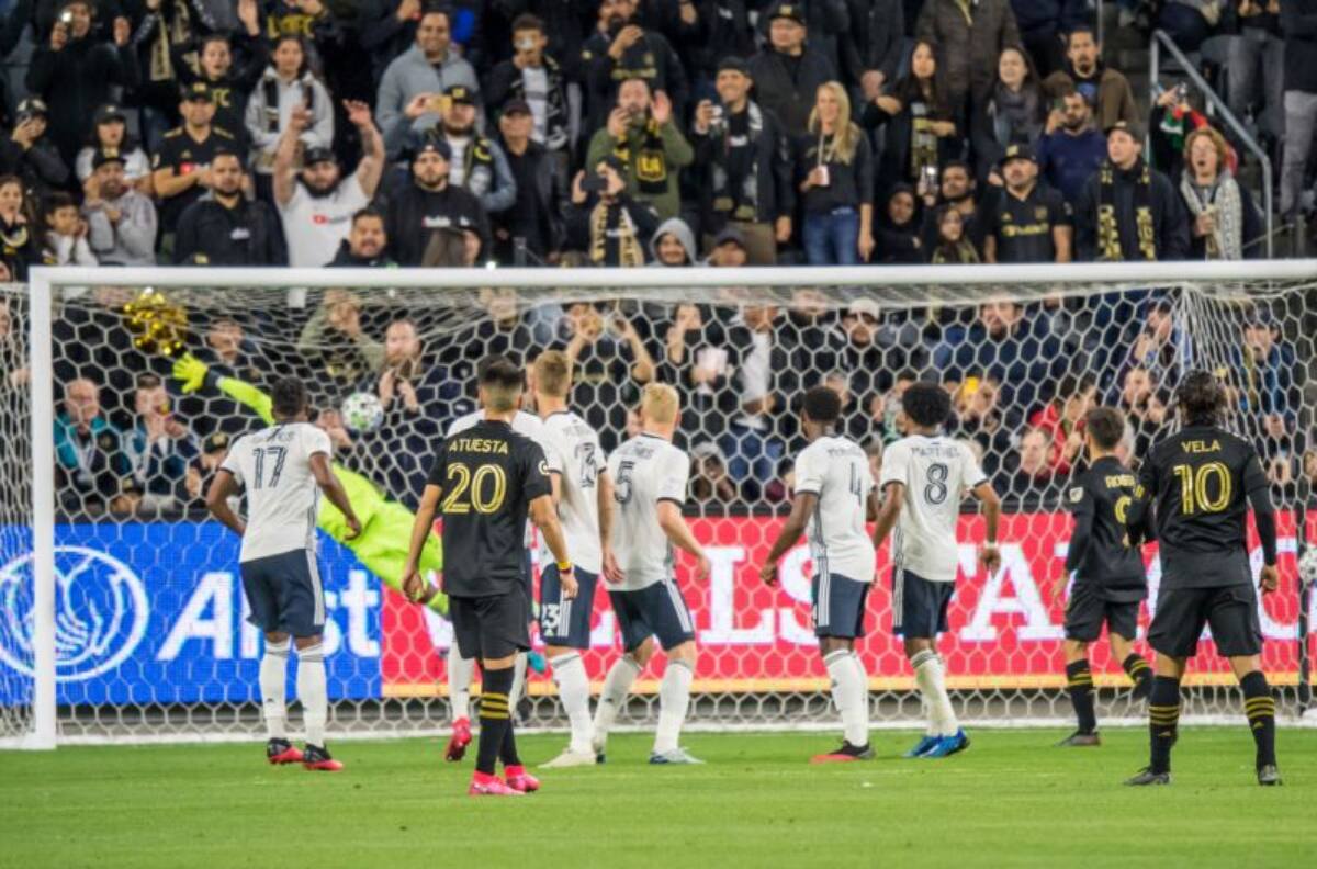 Ni se inmutó: El golazo de Carlos Vela con un exquisito tiro libre en la MLS