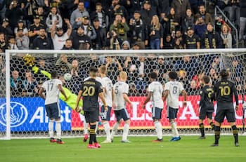 Ni se inmutó: El golazo de Carlos Vela con un exquisito tiro libre en la MLS