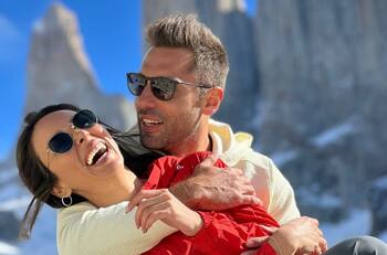 Jhendelyn Núñez celebra el cumpleaños de su pololo con mágicas postales en el sur de Chile