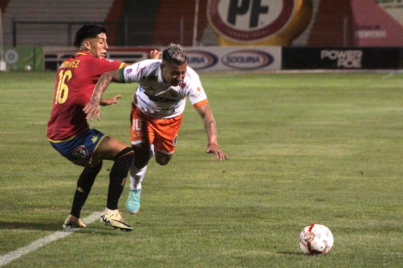 Es una de las ligas más "sucias" del mundo. Foto: Oscar Tello/Photosport