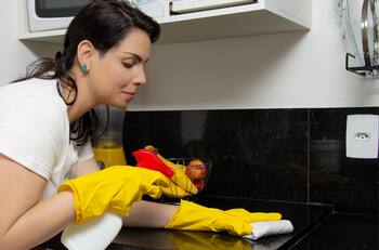 Ni desengrasantes ni agua caliente: este es el truco infalible para eliminar la grasa con productos naturales