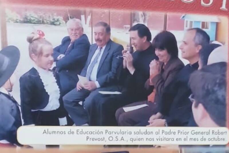 Durante su paso por nuestro país, el padre Robert Prevost visitó una comunidad educativa al sur del país.