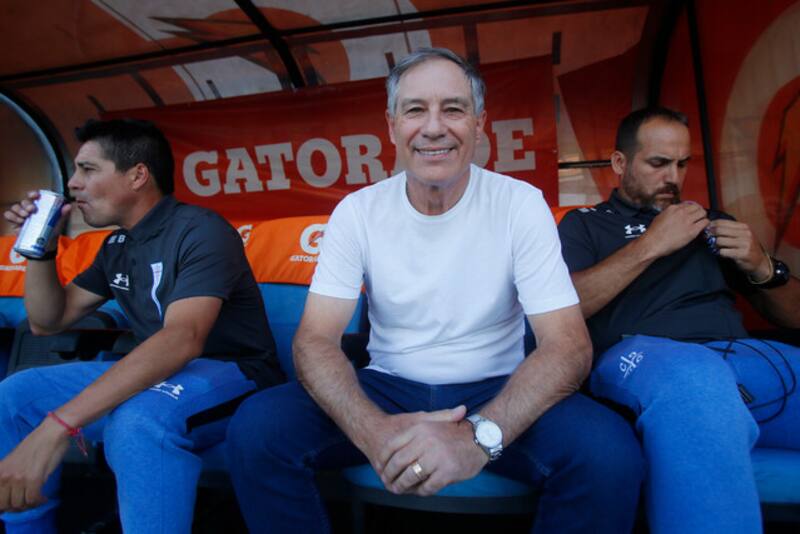 Ariel Holan y parte de su cuerpo técnico en la UC. Foto: Aton.