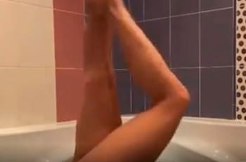 Campeona olímpica de nado sincronizado muestra su rutina en una bañera