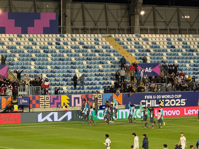 Los jugadores oceánicos agradecen el apoyo de la barra chilena liderada por Alejandro Castillo. Este jueves estarán de nuevo en El Teniente.