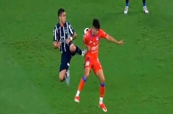 VIDEO | ¡Increíble patada ninja! Chileno hace fuerte infracción en México y terminó expulsado