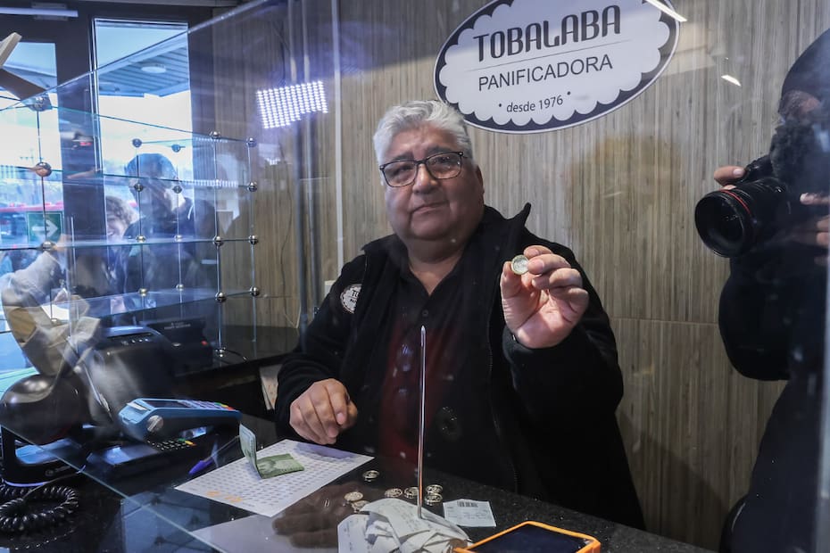 La primera compra con la nueva moneda se realizó en la Panificadora Tobalaba.