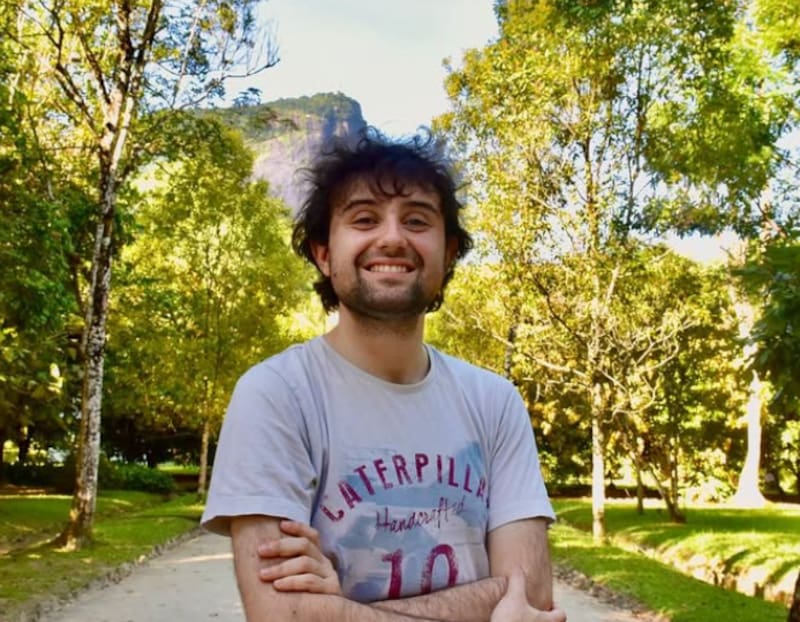 Es el recordado Brunito de Los 80 que está siendo acusado de hostigamiento.