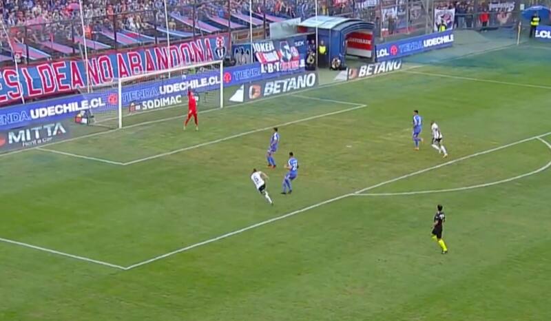 Cristopher Toselli evita el gol de Colo Colo.