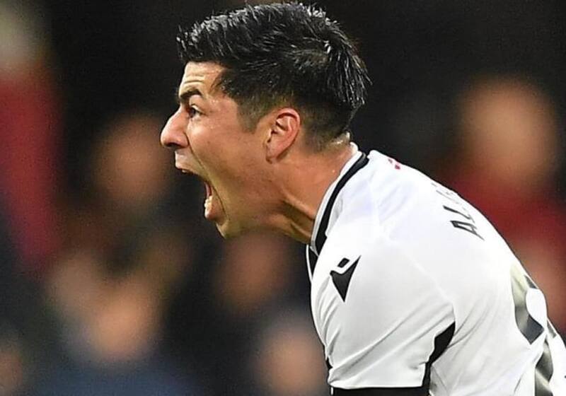 se llena de loas en España.