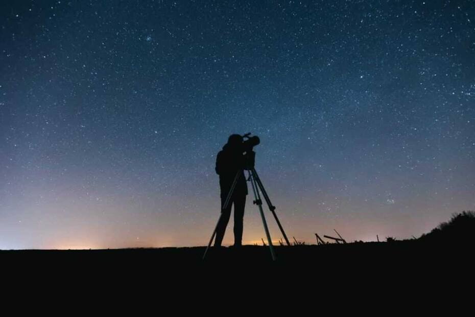 Para poder fotografiar el cielo nocturno siempre es importante contar con un trípode.