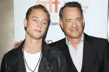 Hijo de Tom Hanks emite cuestionable mensaje negando la pandemia tras contagio de sus padres: "La maldita gripe"