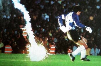 Así relataron Carcuro, Livingstone y Millas el minuto exacto del supuesto bengalazo al Cóndor Rojas