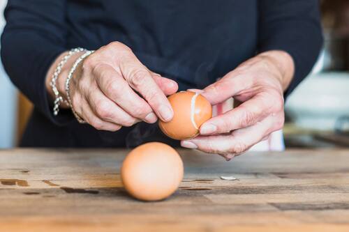 Aprende estos sencillos consejos que te ayudarán a pelar tus huevos mucho más rápido.