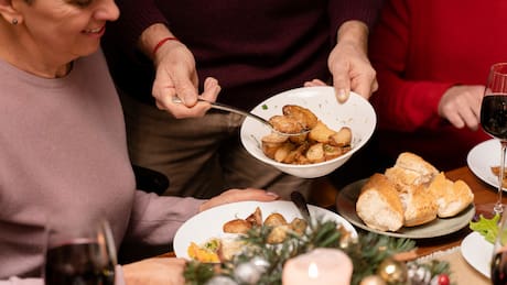 Cómo quitar manchas de aceite del mantel con productos que tienes en casa esta Navidad