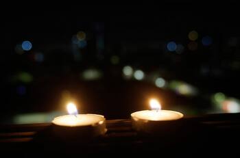 Cortes de luz afectan distintas zonas de la Región Metropolitana desde la noche de este viernes