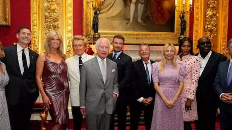 El Rey Carlos recibe a Rod Stewart, David Beckham y más en los premios inaugurales de la Fundación del Rey