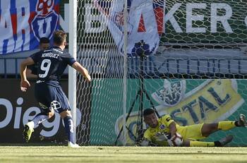 Así fue la tremenda tapada de Brayan Cortés a Henríquez en la final de Copa Chile
