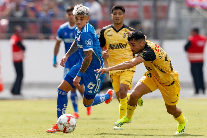 El jugador de Universidad de Chile, Maximiliano Guerrero, disputa el balón con Sebastian Cabrera de Coquimbo Unido.