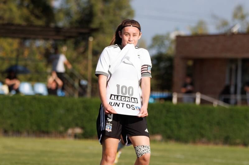 celebrando su gol 100 en Colo Colo.