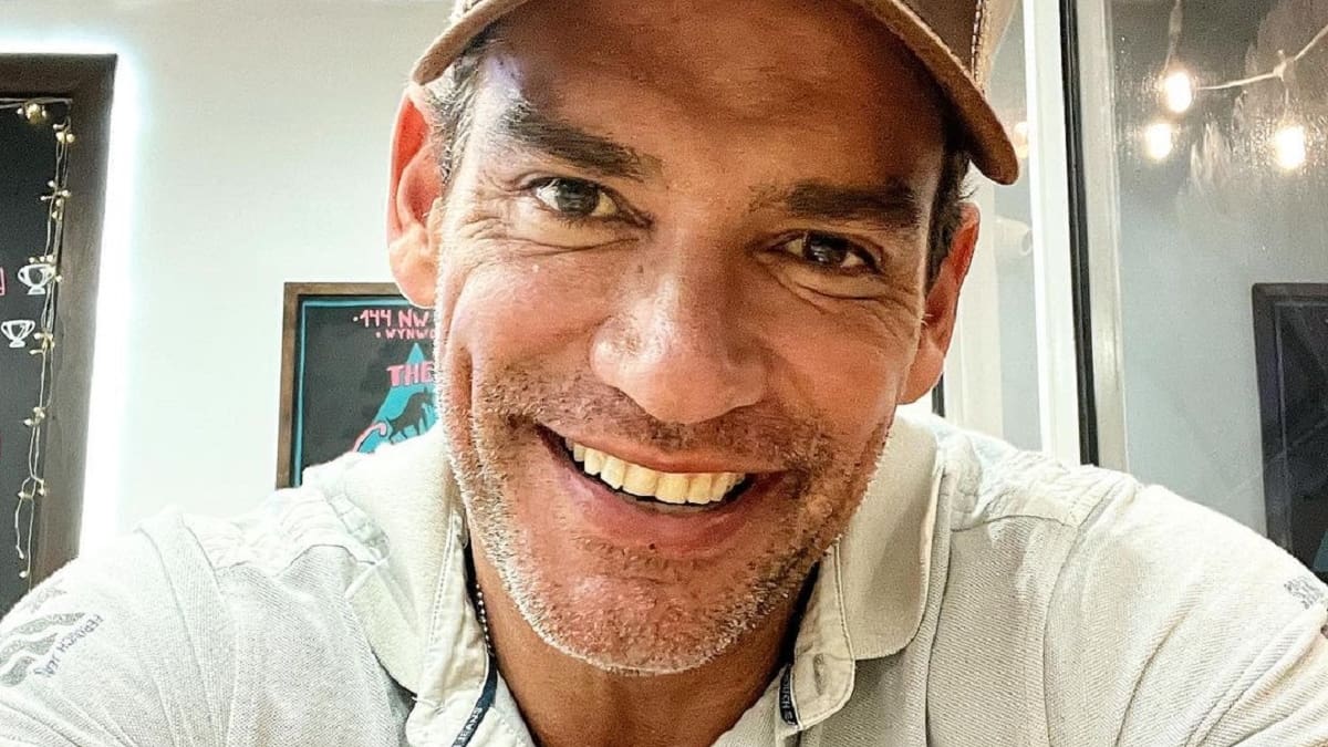 "Después de tantas horas de viaje había que soltar la espalda": Cristián de la Fuente se sometió a relajado procedimiento tras el fin del Miss Universo 2021