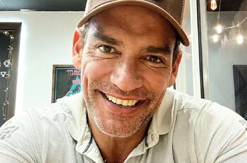 "Después de tantas horas de viaje había que soltar la espalda": Cristián de la Fuente se sometió a relajado procedimiento tras el fin del Miss Universo 2021