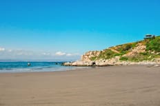 A solo 2 horas de Santiago: Esta despejada playa es uno de los rincones más tranquilos del litoral