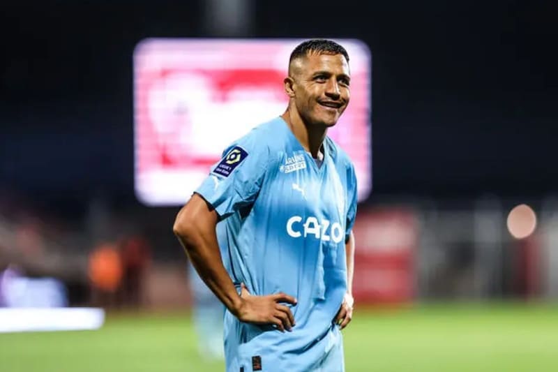 coquetea con el Olympique de Marsella, club donde brillara con 18 goles y tres asistencias en la temporada 22/23.