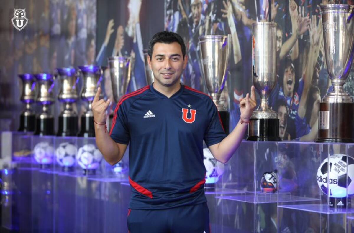 Carlos Véliz fue presentado como nuevo director técnico de la adulta femenina de Universidad de Chile