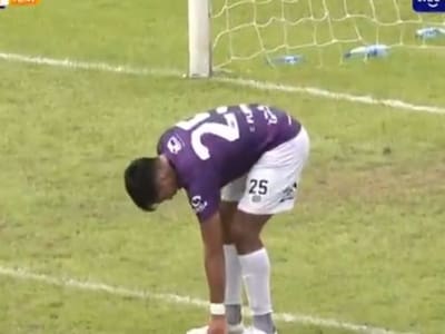 VIDEO | ¡El condoro del año! Marcó este inaudito autogol y su club lo despidió de inmediato