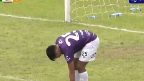 VIDEO | ¡El condoro del año! Marcó este inaudito autogol y su club lo despidió de inmediato