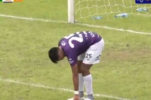 VIDEO | ¡El condoro del año! Marcó este inaudito autogol y su club lo despidió de inmediato