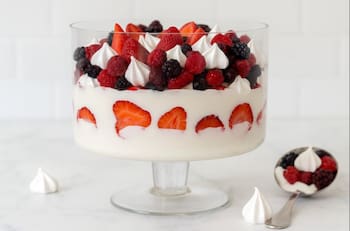 “Es lo más fácil y rico para el verano”: Copón de merengue con frutillas, una receta ideal para el postre de Navidad