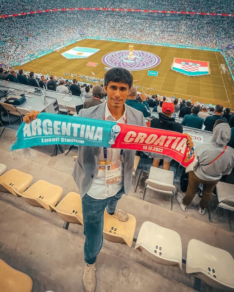 Roberto Cox es un futbolero de tomo y lomo, tal como lo demuestra su regalo. Créditos: Instagram