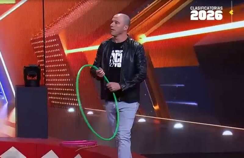 Julián Elfenbein quiso probar suerte como artista circense. Créditos: Pantallazo CHV