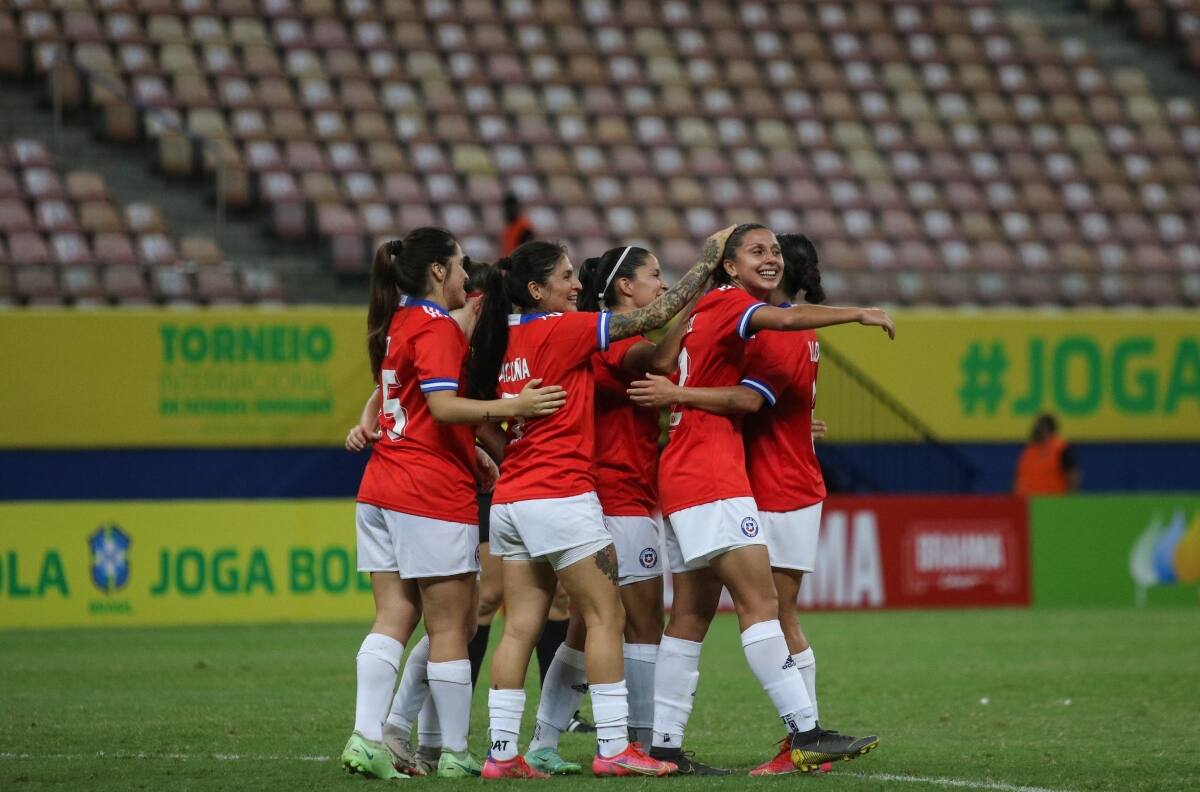 Seleccionadas de La Roja Femenina se sumaron a críticas de María José Urrutia contra la UC