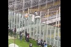 VIDEO | “Ojalá te ‘caigai’ cul...”: Hinchas de Colo Colo las emprenden contra porfiado barrista en el Monumental