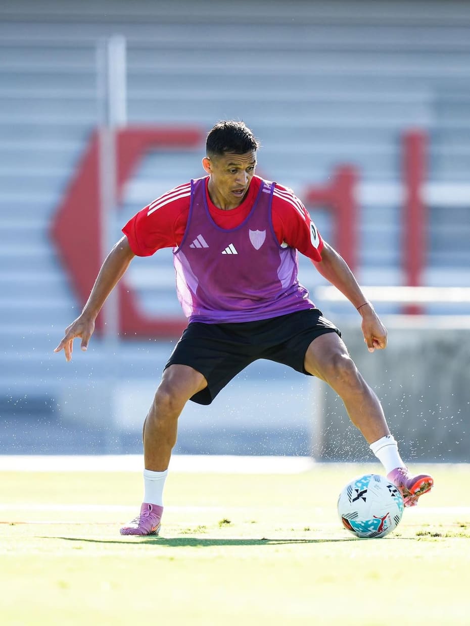 Este miércoles cumplió su primera práctica con el Sevilla. Foto: Instagram Sevilla FC.