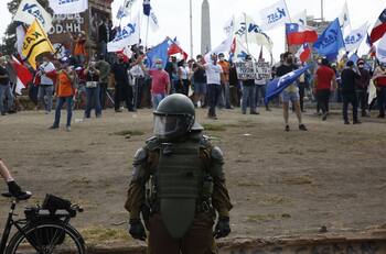 VIDEOS | Registran incidentes entre adherentes de Gabriel Boric y José Antonio Kast en Plaza Italia