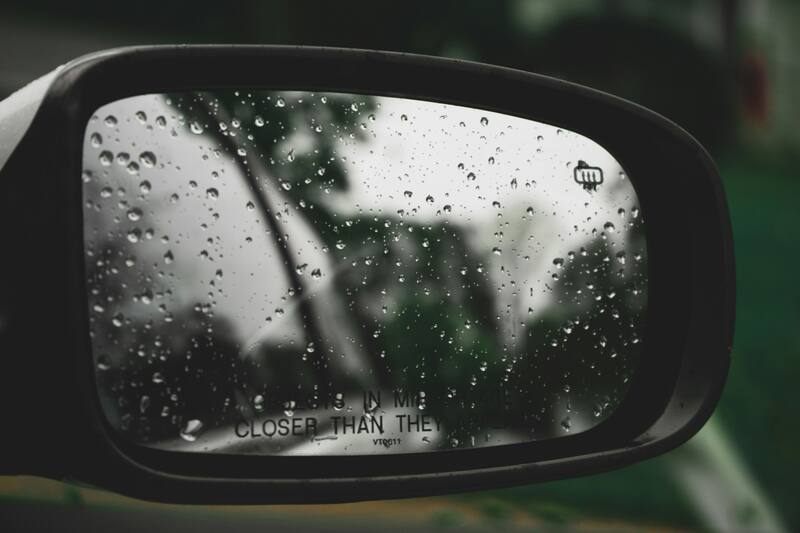 Con este truco casero verás como tu vehículo repelerá el agua en días de lluvia. Créditos: Unsplash.