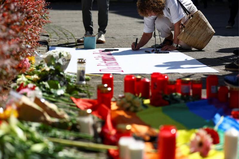 A pesar de las advertencias de la policía, decenas de personas se avocaron a las calles de Solingen para expresar sus condolencias a las víctimas del fatal ataque.