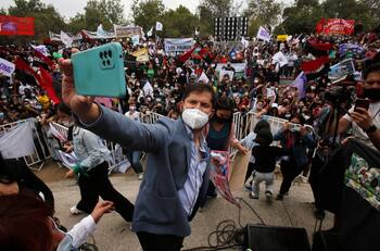 Gabriel Boric promete plan de emergencia para dotar de servicios básicos a los campamentos