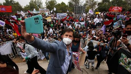 Gabriel Boric promete plan de emergencia para dotar de servicios básicos a los campamentos