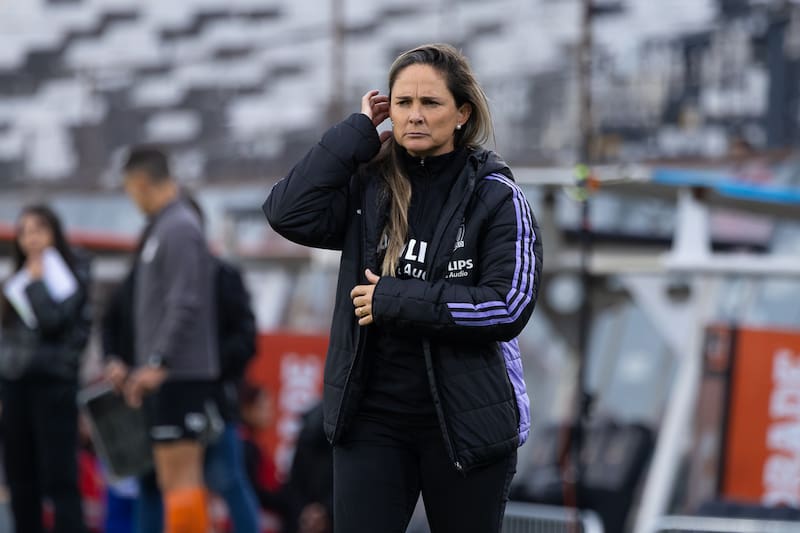 La entrenadora brasileña ya alzó dos títulos con Colo Colo. Ahora, quiere dar pelea en la Copa Libertadores. Foto: Felipe Escobedo/En Cancha.