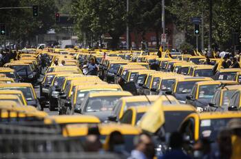 Manifestación de taxistas mantiene tránsito suspendido en la Alameda y congestión en Santiago