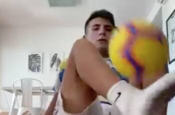 La joya de Vélez Sarsfield, Thiago Almada, demuestra su talento en la cuarentena